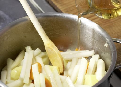 1. Этап. Баранина с овощами: В большой емкости нагрейте масло, туда же отправьте вторую часть моркови, картофель, овощной бульон, добавьте немного соли, перца и доведите до кипения. Накройте и варите на среднем огне до тех пор, пока овощи не станут мягкими, около 10 минут.