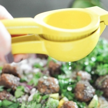 1. Этап. Салат с фрикадельками: В большой салатнице смешайте фрикадельки, яйца, лук, авокадо, пополам разрезанные помидоры черри, нарубленную зелень, соль и перец. Сбрызните лимонным соком и перемешайте.