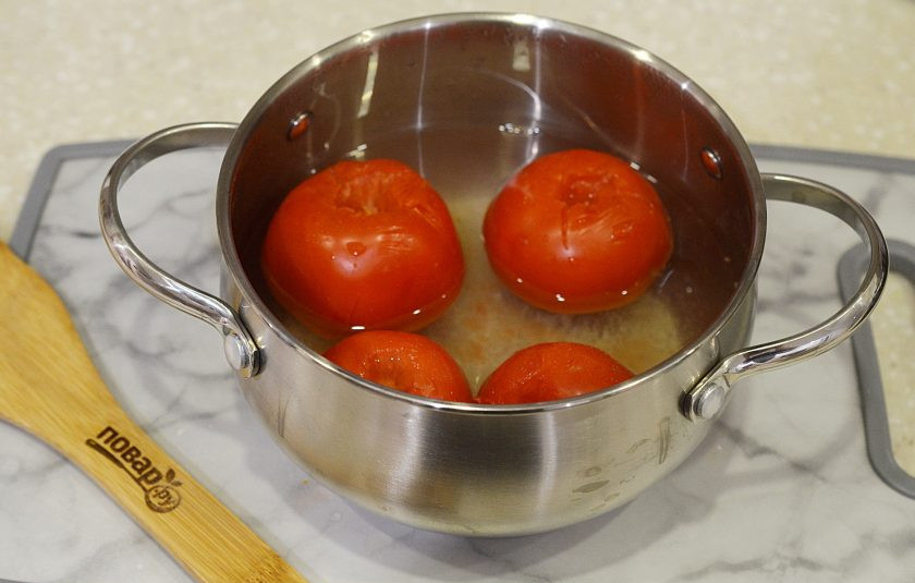 1. Этап. Домашний томатный соус на зиму: 2. У помидоров вырежьте плодоножку и бланшируйте пару минут.
