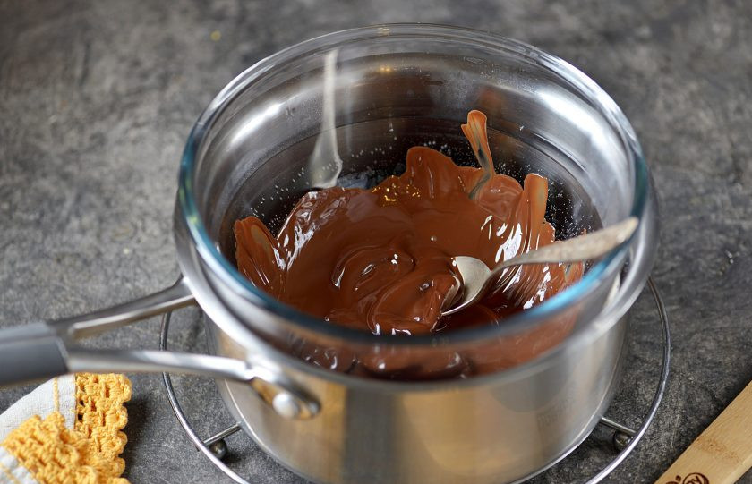 1. Этап. Помидоры в шоколаде La Tomatina: Плитку черного шоколада поломайте, выложите в глубокую миску. Растопите шоколад на водяной бане.