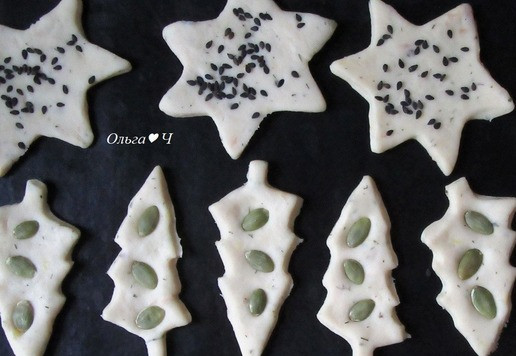 1. Этап. Картофельные крекеры с тунцом Новогодний хруст: Переложите на противень, чуть смажьте поверхность водой и посыпьте по вкусу семечками и кунжутом.