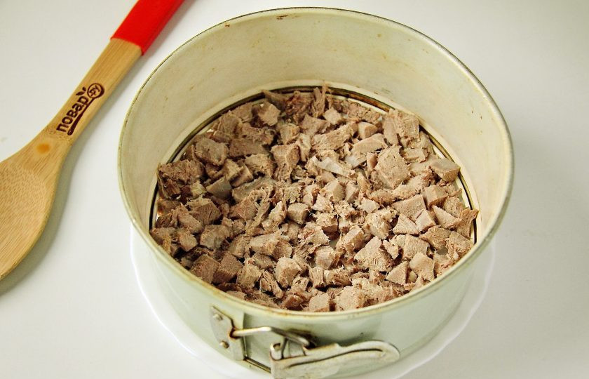 1. Этап. Салат Балерина: Яйца нарежьте кубиками. Отдельно обжарьте нарезанный кубиками лук и шампиньоны пластинами. Сыр натрите на терке, язык нарежьте кубиками. Начинаем собирать салат. Каждый слой необходимо посолить по вкусу и смазать майонезом. Первым слоем идет язык.