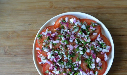 1. Этап. Кебабы из индейки с быстромаринованными помидорами: Ставим помидоры в холодное место минимум на 2 часа.