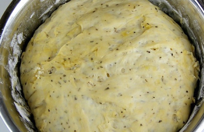 1. Этап. Фокачча (рецепт): 12. Оставьте тесто на 1 час для увеличения его в объеме в 2 раза.