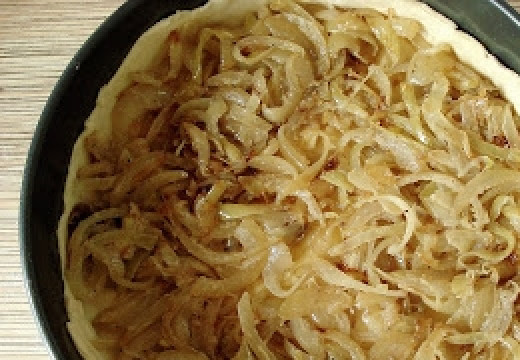 1. Этап. Луковый пирог: Обжариваем на растительном масле лук до нужной вам степени готовки. Кто-то любит хорошо поджаренный лук, кто-то - лишь слегка. Я предпочитаю среднюю степень обжарки. Лук вроде уже зазолотился, но еще сочный.