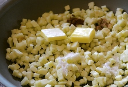 1. Этап. Корзинки с яблочной начинкой: 1. Яблоки очистите и нарежьте небольшими кубиками. Выложите на сковороду со сливочным маслом.