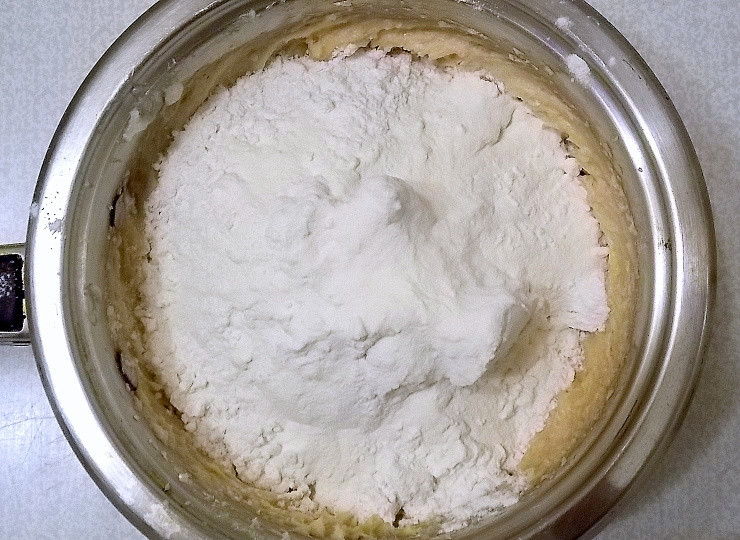 1. Этап. Простое арахисовое печенье: Смешайте просеянную муку, разрыхлитель, ванилин и соль. Соедините обе массы и замесите мягкое тесто.