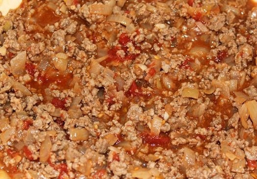 1. Этап. Маленькие пирожки с мясом: 2. Помидоры вымыть, сделать небольшие надрезы и залить их кипятком на пару минут. Аккуратно снять кожицу, а мякоть измельчить. В рецепт приготовления маленьких пирожков с мясом можно использовать также томатный соус или помидоры в собственном соку. Это придаст начинке особую сочность. Добавить на сковороду и продолжать тушить до готовности. Добавить щепотку соли и перца по вкусу.