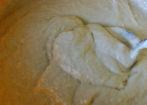 1. Этап. Рецепт дрожжевых оладий на молоке: Затем добавляем оставшееся молоко, сахар, соль, ванильный сахар и яйцо. Перемешиваем все ложкой до однородности. Накрываем салфеткой и ставим тесто в теплое место минут на 40.