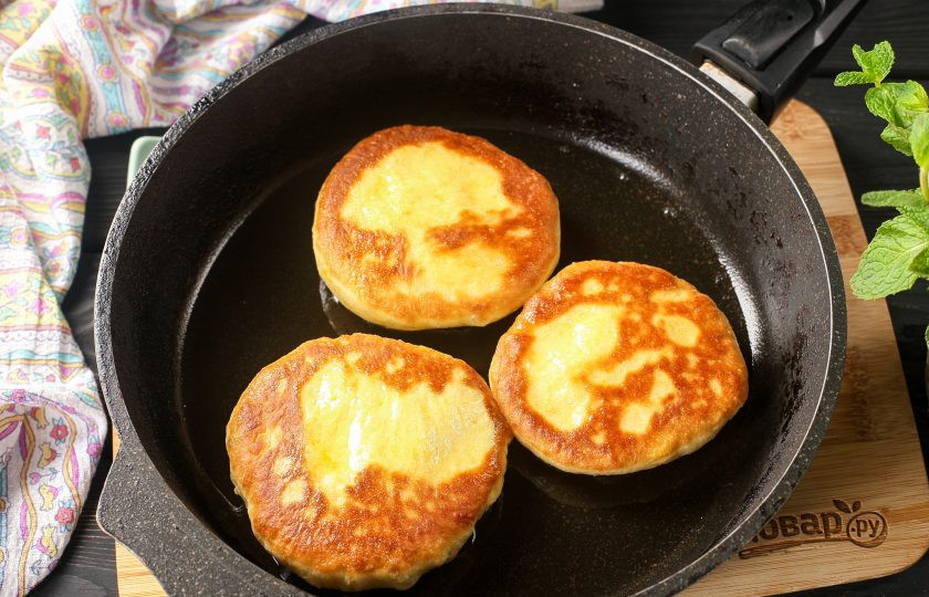1. Этап. Пышки из тыквы: Жарьте пышки на сковороде в достаточном количестве растительного масла, на умеренном огне, с двух сторон до румяности.