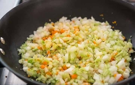 1. Этап. Бургер Неряшливый Джо: 2. Спустя несколько минут добавьте в сковороду измельченный лук, сельдерей, чеснок, обжарьте все около 5 минут. Переложите овощи в отдельную миску.