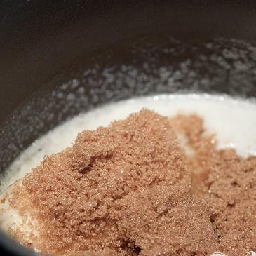 1. Этап. Кокосовая гранола: 2. В средней кастрюле растопить сливочное масло, нектар агавы и коричневый сахар, пока сахар полностью не растворится. Снять смесь с огня и перемешать с ванильным экстрактом.