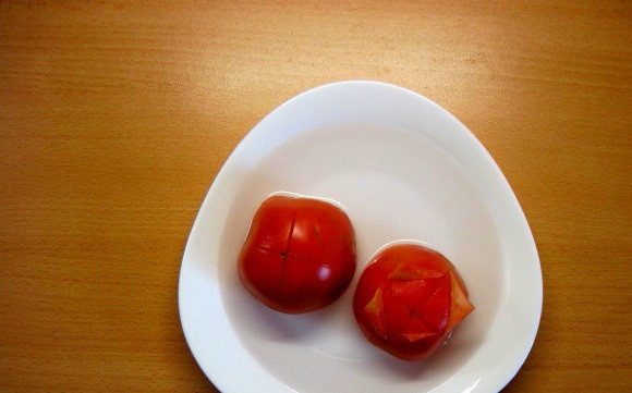 1. Этап. Мясная запеканка с картофелем: 7. Помидоры вымыть и очистить от кожицы. Сделать это можно довольно простым способом, надрезав немного крестом и опустив их в кипяток на пару минут.