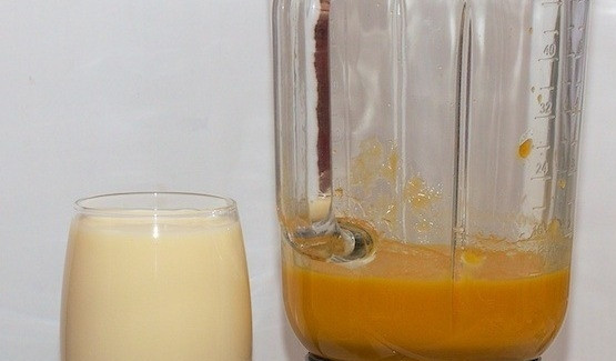 1. Этап. Смузи из манго и абрикоса: Потом добавьте йогурт и ещё раз перемешайте.