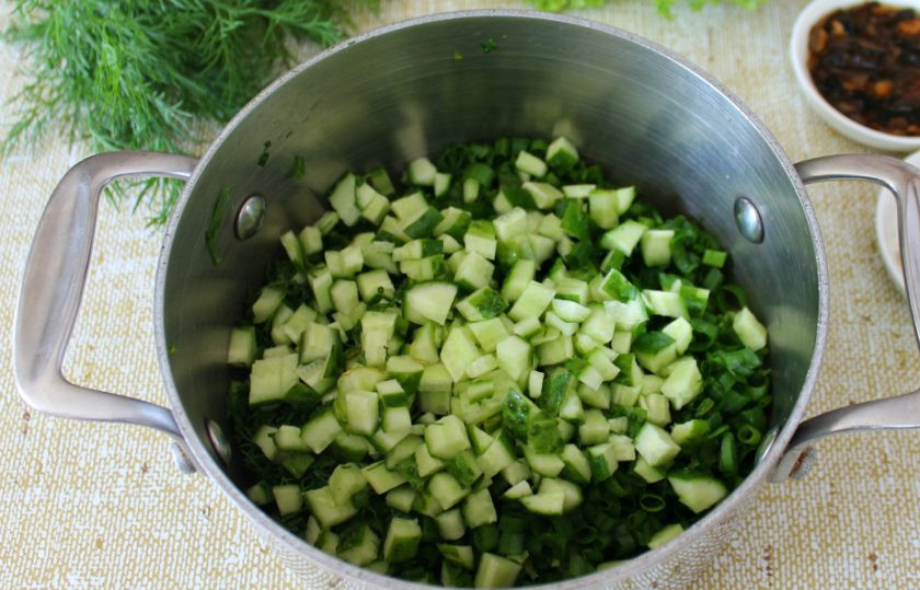 1. Этап. Грибной холодный суп: Огурцы режем кубиками и добавляем к зелени.