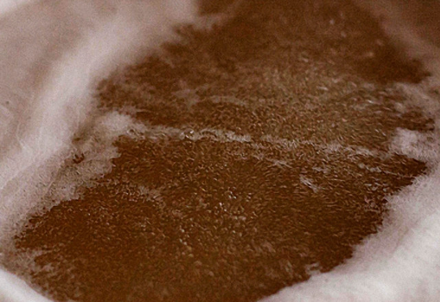 1. Этап. Самогон из мёда: Деревянной ложкой хорошо перемешайте, чтобы мед полностью растворился.