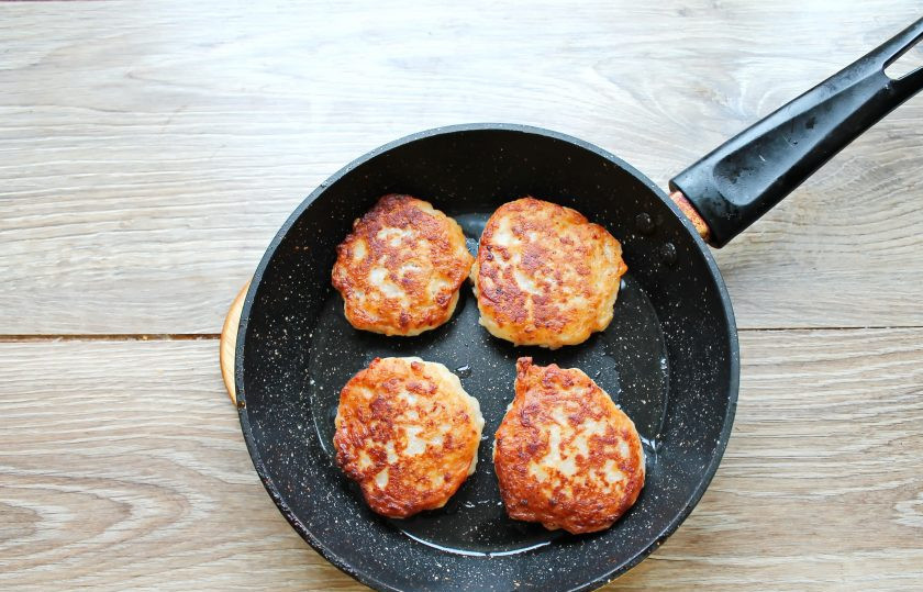 1. Этап. Ленивые пирожки с фаршем: В сковороду налейте растительное масло и разогрейте на среднем огне. Выложите по одной столовой ложки теста и обжаривайте ленивые пирожки до румяного цвета с двух сторон. На это уйдет примерно по 5 минут с каждой стороны. Переложите готовые пирожки на бумажные полотенца для удаления лишнего жира и сразу подавайте к столу.