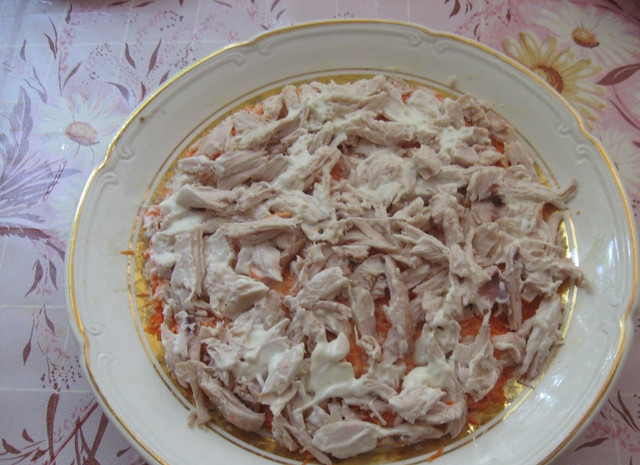 1. Этап. Салат Опушка: 3. Затем выкладываем слой курицы. Его тоже смажем майонезом.
