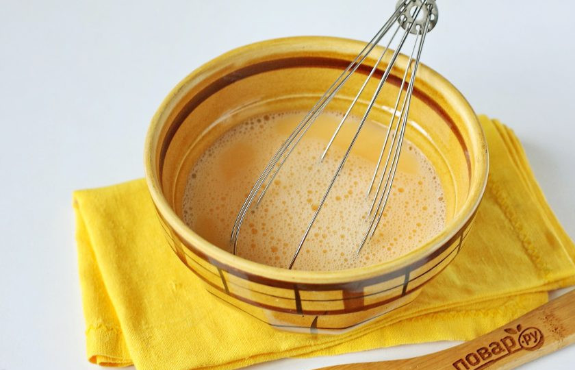 1. Этап. Яичные блинчики без крахмала: Яйца разбейте в миску, добавьте воду, соль по вкусу и взбейте вилкой или венчиком до однородного состояния.