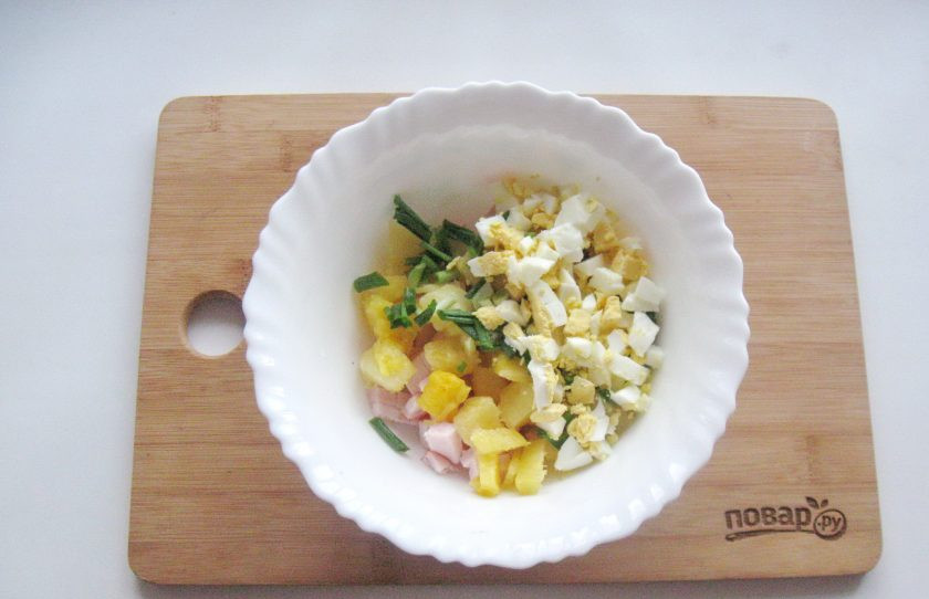 1. Этап. Салат с ананасом на Новый год: Яйца сварите вкрутую, охладите, очистите и мелко нарежьте.