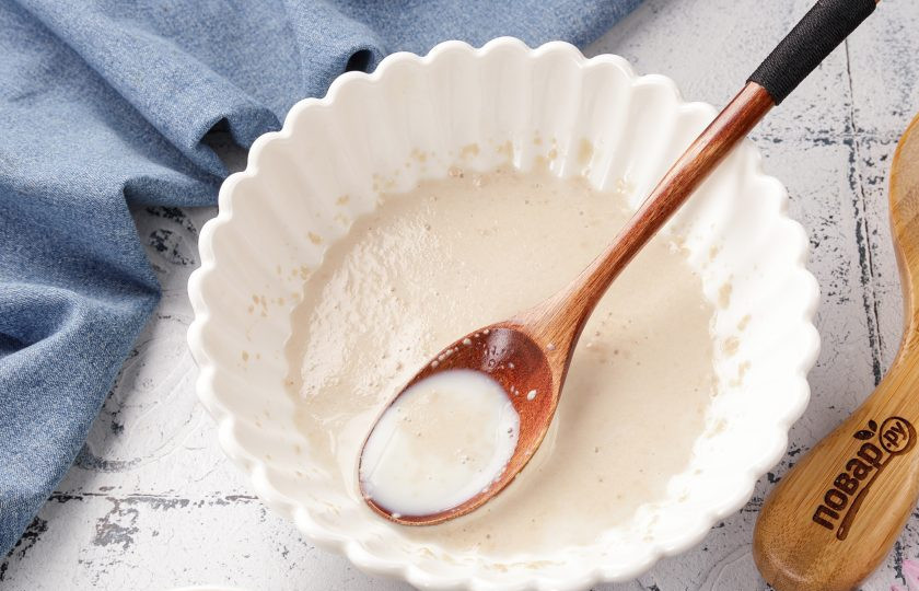 1. Этап. Сырники дрожжевые: Соедините тёплое молоко и дрожжи. Добавьте 1 ч.л. сахара, перемешайте и оставьте на 10 минут.