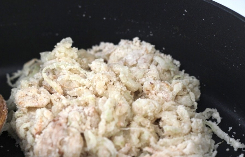 1. Этап. Крабовые крокеты: Затем добавляем к луку 4 ст.л. муки и, быстро перемешивая, обжариваем до тех пор, пока лук и мука не схватятся.