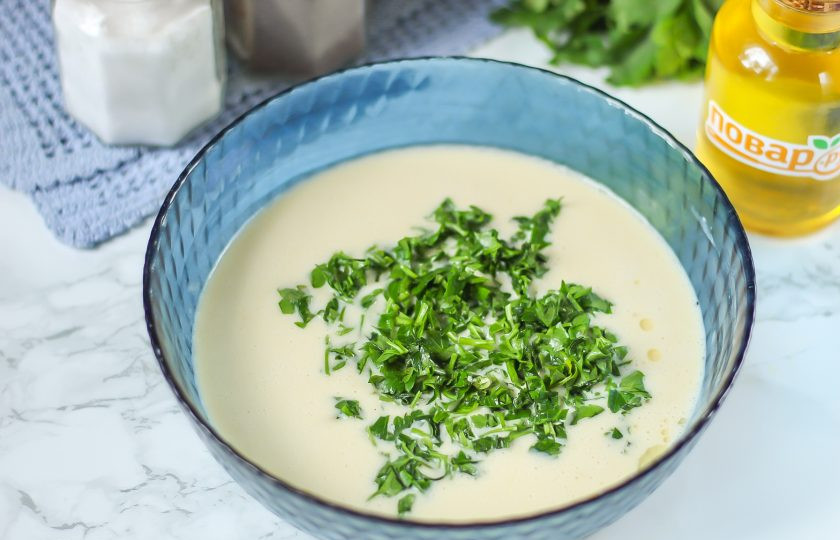 1. Этап. Фриттатензуппе: Промойте половину петрушки и измельчите, добавьте в тесто и перемешайте.