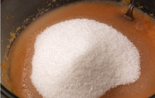 1. Этап. Варенье из груш в микроволновке: Добавляем сахара, перемешиваем.