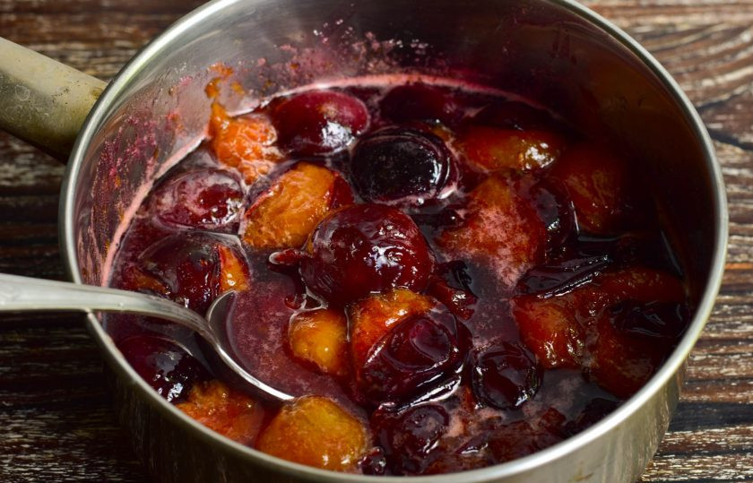 1. Этап. Варенье из слив с имбирем и корицей: Варите варенье на умеренном огне в течение 15-20 минут.
