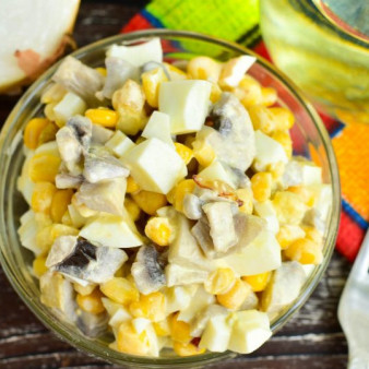 Салат из консервированных шампиньонов и кукурузы