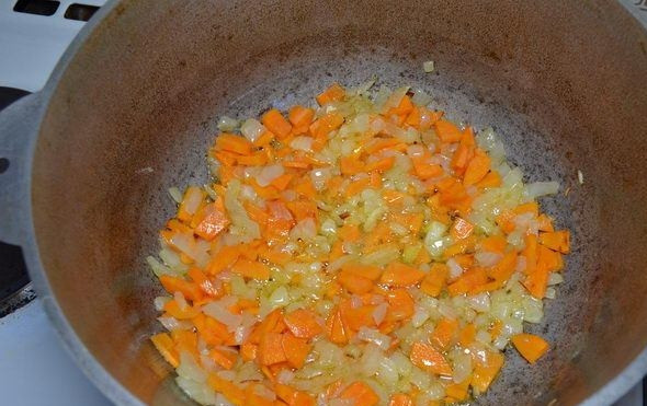 1. Этап. Лобио из белой фасоли: 4. Добавляем морковь, жарим до золотистого цвета.
