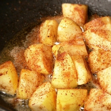 1. Этап. Петух в вине: Айву очищаем и нарезаем на мелкие кубики, после чего обжариваем с добавлением растертой корицы и острого перца (можно заменить паприкой). Обжариваем до золотистой корочки.