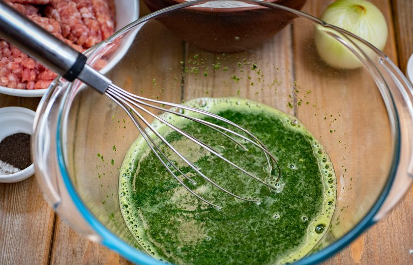 1. Этап. Зелёные пельмени со шпинатом: Все эти ингредиенты перемешайте.