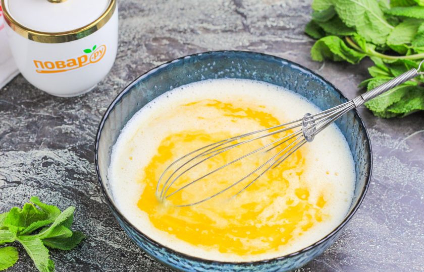 1. Этап. Маффины с шоколадом и грушей: Растопите сливочное масло, но не до кипения. Влейте во взбитую массу. Можно заменить масло качественным маргарином, но не спредом. Аккуратно все перемешайте.