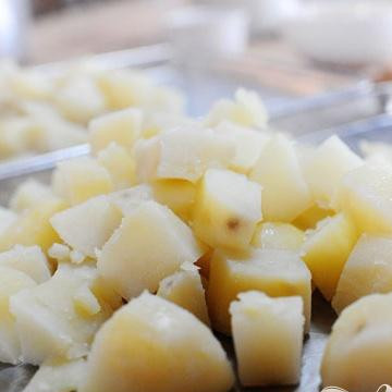 1. Этап. Картофель Герцогиня: 1. Картофель предварительно отварить до готовности. Нарезать кубиками. Разогреть духовку до 190 градусов. Выложить вареный картофель на противень и поставить в духовку на 10-15 минут, чтобы слегка подсушить его.