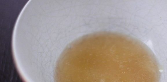 1. Этап. Парфе из креветок: Пластины желатина кладем в сок от рыбы. Желатин должен полностью распуститься.