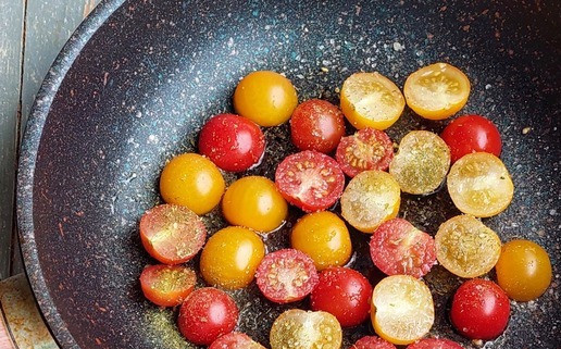 1. Этап. Брускетта с карамелизированными помидорами черри: Переложить их в сковороду, добавить оливковое масло, соевый соус, сахар и специи.