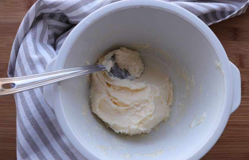 1. Этап. Домашнее масло из сметаны: Затем собирая масло при помощи ложки в ком, обжимая его, удалите остатки воды. Отделившуюся воду слейте.