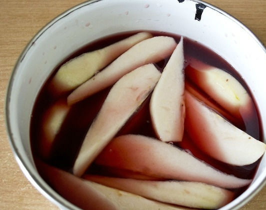 1. Этап. Десерт Анна Павлова с пряными грушами: 3. Кладу груши в сотейник, заливаю их 300 миллилитрами глинтвейна, отправляю сотейник на огонь и кипячу содержимое 20-30 минут, после этого снимаю сотейник с огня и настаиваю дольки фруктов 2-3 часа.