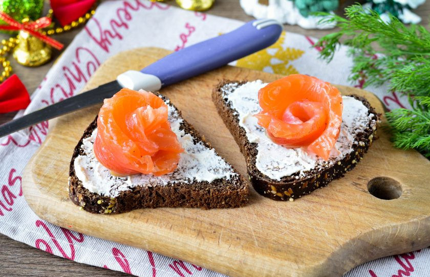 1. Этап. Бутерброды с красной рыбой и лимоном: Выложите на бутерброды малосольную красную рыбу, я использовала семгу.