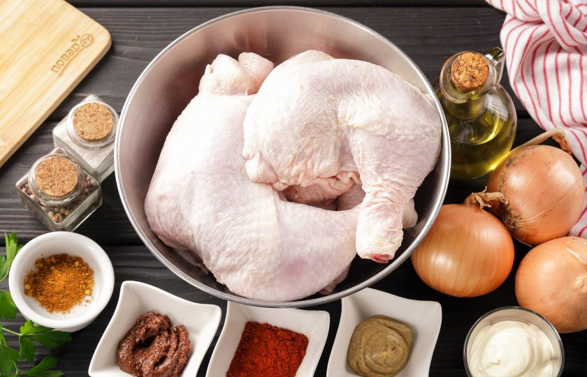 1. Этап. Куриные окорочка в казане на костре: Подготовьте все ингредиенты по списку. Окорочка промойте и обсушите. Специи можете взять любые на ваш вкус, у меня уже готовая смесь для курицы.