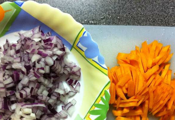 1. Этап. Французский паштет: Займемся овощами. Берем лук-шалот и морковь. Кстати, если вы не нашли подобный лук, можете использовать обычный репчатый. Желательно — острых сортов. Нарезаем овощи так, как вам больше нравится. Они все равно все потом перемелются.