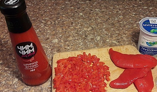 1. Этап. Тигровые креветки в темпуре и фритюре: Готовим соус. Перец, запеченный в духовке, очищаем от шкурки. Режем мелким кубиком. Кладем в емкость, добавляем йогурт и соус жгучий шрирача. Перемешиваем, выкладываем в соусник.