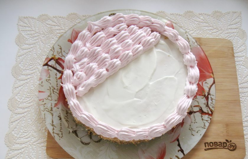 1. Этап. Сметанный торт с медовыми коржами: С помощью кулинарного мешка с насадкой украсьте торт.