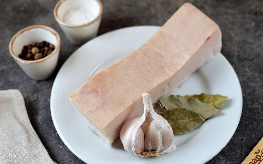 1. Этап. Сало соленое в рассоле по-деревенски: Подготовьте ингредиенты. Сало промойте, обсушите, зачистите острым ножом шкуру.