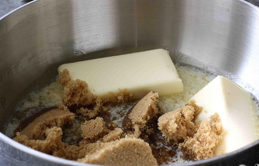 1. Этап. Шоколадные пирожные с миндалем: 2. Взбить сливочное масло и коричневый сахар в кастрюле, поставить на огонь и довести до кипения. Уменьшить огонь и варить, помешивая, в течение 5 минут ,пока смесь не загустеет.