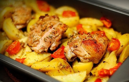 1. Этап. Маринованная в кефире курица с картофелем: Приятного аппетита! :)