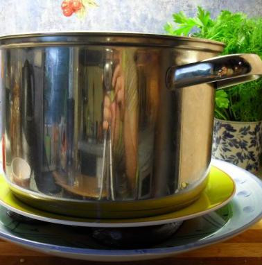 1. Этап. Баклажаны по-грузински маринованные: 2. Баклажаны отвариваем до мягкости, а затем вынимаем из воды и помещаем под пресс, чтоб вода стекла.