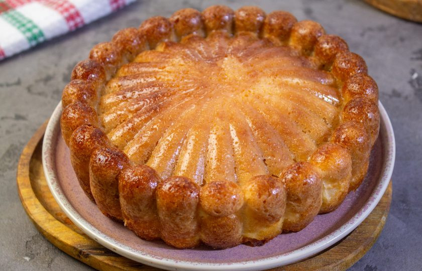 1. Этап. Яблочный пирог сестёр Симили: Наш яблочный пирог готов! Дайте ему остыть и переложите на блюдо.