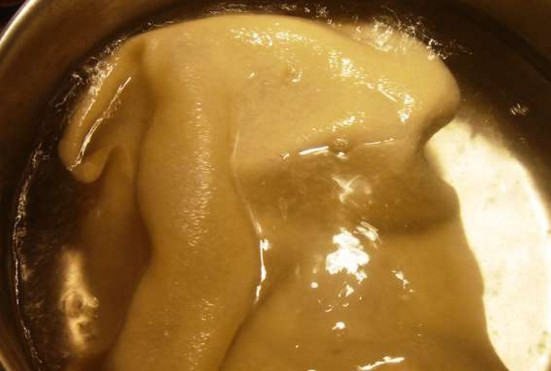 1. Этап. Ачма с сулугуни: Тонко раскатайте остальные части теста по размеру формы, аккуратно опускайте их в кипящую воду.